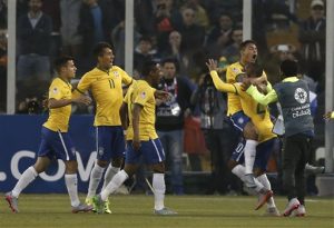 El zaguero brasileño Thiago Silva celebra con sus compañeros tras abrir el marcador en la victoria 2-1 ante Venezuela. Foto: AP