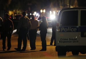 Investigadores hallaron además numerosos casquillos en la escena. Foto: AP