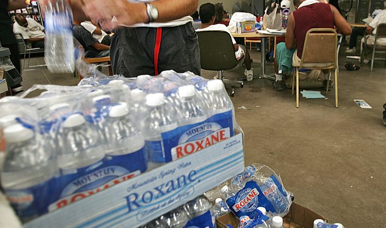 Exhortan a donar botellas de agua para los desamparados