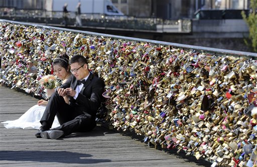 París retira candados de célebre puente