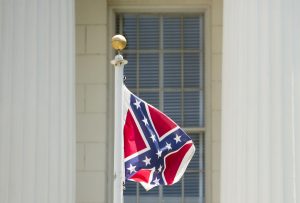 La Bandera Confederada es vista por muchos como un símbolo del pasado racista del país. Foto: AP 