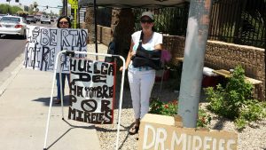 Diana Ventura y América Sevilla realizaron una huelga de hambre a las afueras del Consulado de México en Phoenix, sobre la calle Mc Dowell. Foto: Cortesía