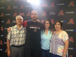 El lanzador zurdo de los D-backs recibió la visita de su familia en el Chase Field de Phoenix. Foto: Carlos Molina