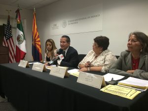 Roberto Rodríguez, cónsul de México en Phoenix y representantes de organizaciones comunitarias. Foto: Samuel Murillo.