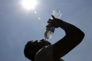 Autoridades recomendaron ingerir abundantes líquidos, principalmente agua y evitar bebidas energizantes y comerciales. Foto: Notimex 