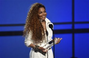 Janet Jackson acepta un premio a su carrera en la ceremonia de los premios BET en Los Angeles. Foto: AP