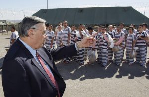 El propio Arpaio distribuyó los uniformes con la ayuda de veteranos encarcelados y guardias de detenciónFoto: AP