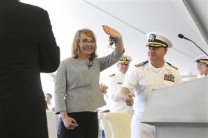 Gabrielle Giffords, ex representante por Arizona, y su esposo Mark Kelly, capitán retirado de la armada, saludan a los asistentes a una ceremonia el sábado en Mobile, Alabama. Foto: AP