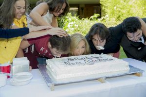 Los cumpleañeros de junio mordieron el pastel. Foto: Cortesía de Televisa