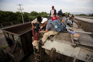 Los migrantes centroamericanos pasan por México a bordo del tren conocido como "La Bestia". Foto: AP