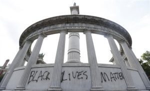 Monumento al expresidente de la Confederación Jefferson Davis en Richmod, Virginia, sobre el que se pintó con aerosol la frase "Las vidas de negros importan". Foto: AP