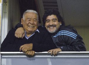 El papá del ex astro del futbol argentino Diego Armando Maradona, “Don Diego” Maradona, murió a los 87 años, luego de una prolongada enfermedad. Foto: Notimex