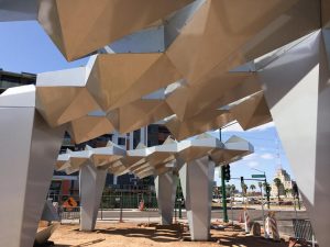 "Shadow Play" es un pabellón de parasoles diseñados por varios artistas de Arizona. Foto: Tomada de Facebook de la Ciudad de Phoenix 