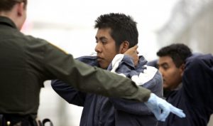 Las detenciones de inmigrantes indocumentados centroamericanos cayeron en un 68 por ciento, incluidas 57 mil 160 de Guatemala, 43 mil 564 de El Salvador y 33 mil 848 de Honduras. Foto: AP