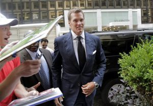 El quarterback Tom Brady de los Patriots de Nueva Inglaterra a su llegada a las oficinas de la NFL en Nueva York para el inicio de la audiencia. Foto: AP