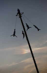 El tradicional rito de los voladores de Papantla será el acto estelar en la inauguración del festival de música y artes escénicas de Glastonbury, el más importante de Europa. Foto: Notimex