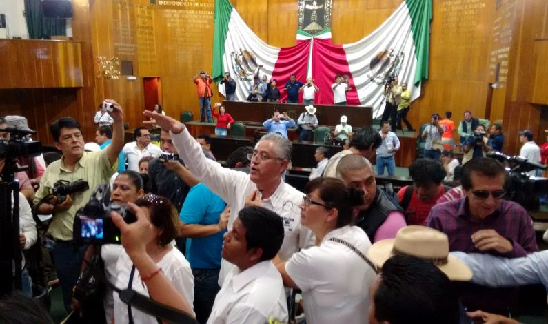 Rector toma el Congreso de Morelos