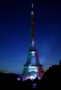 La Torre fue engalanada de tricolor dentro del vistoso espectáculo de fuegos y música titulado “París da la bienvenida al mundo”. Foto: Notimex