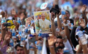 Miles de católicos celebraron la visita del Papa a Ecuador. Foto: AP