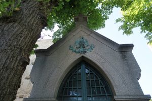 La tumba de Díaz tiene el escudo de México en la fachada del pequeño panteón en el que se encuentra. Foto: Notimex