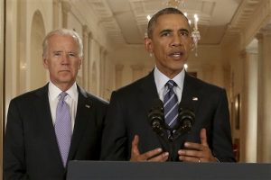 El presidente estadounidense Barack Obama, acompañado del vicepresidente Joe Biden, hace referencia al acuerdo nuclear alcanzado con Irán en Washington el martes 14 de julio de 2015. (Foto AP/Andrew Harnik)