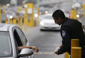 Funcionarios de la Oficina de Aduanas y Protección Fronteriza (CBP, por sus siglas en inglés) avisaron a los viajeros que está prohibido el cruce de fuegos artificiales a través de las aduanas. Foto: AP 