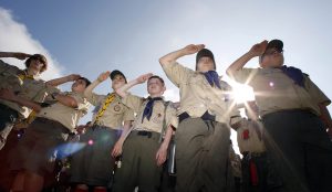 Boy Scouts apoya a las familias para que inculquen a sus hijos la responsabilidad del estudio y el servicio comunitario. Foto: AP