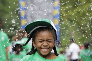 Recuerde que los niños tienen que tomar algún líquido cada 30 minutos más o menos cuando realicen actividades al aire libre durante el verano. Foto: AP