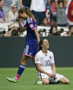La estadounidense Carli Lloyd se hinca en la cancha al término del partido en el que Estados Unidos derrotó 5-2 a Japón. Foto: AP