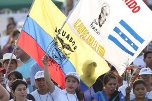 Miles de ecuatorianos recibieron al Papa Francisco a su llegada al país sudamericano. Foto: AP