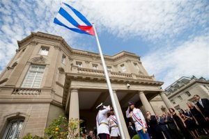 El lunes se izó la bandera cubana sobre la nueva embajada en Washington, tras la reinstauración oficial de relaciones diplomáticas entre Cuba y Estados Unidos. Foto: AP 