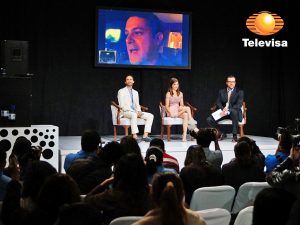 En enlace vía remota, Alejandro Sanz presentó su tema “A que no me dejas” que musicalizará esta telenovela. Foto: Cortesía de Televisa