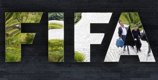 FIFA expulsa de por vida a Blazer por corrupción