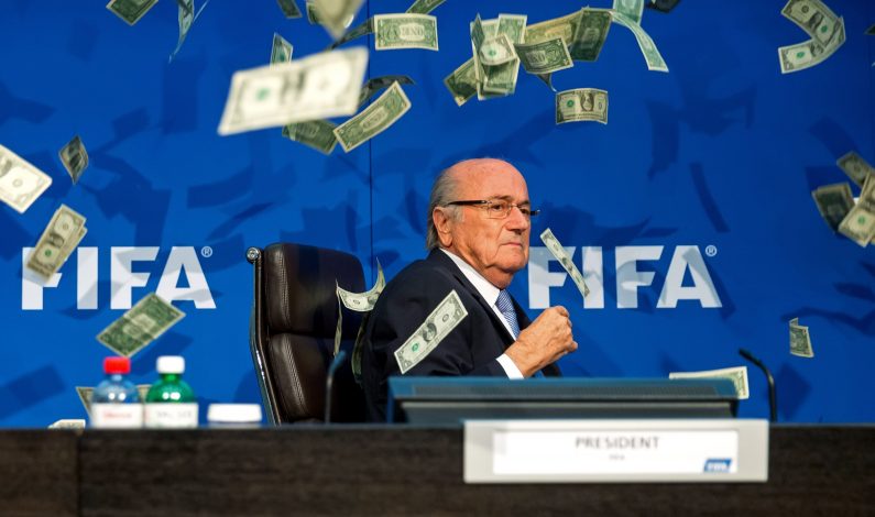 Blatter es atacado a “billetazos”