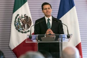 El presidente de México, Enrique Peña Nieto, hace una pausa durante un discurso en las oficinas generales de la Alianza Estratégica Académico-Científica México-Francia. Foto: AP