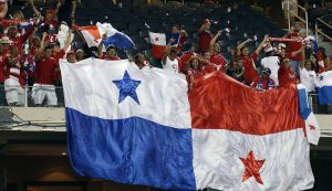 Los aficionados panameños esperan que su equipo obtenga el martes sus primeros tres puntos en la competencia. Foto: AP