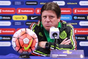 Miguel Herrera ha recibido críticas en cuanto a la falta de decisión del parado táctico de su equipo. Foto: Notimex