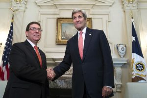 El Secretario de Estado John Kerry se saluda con el canciller cubano Bruno Rodríguez en el Departamento de Estados en Washington. Foto: AP