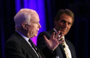 Los senadores Jeff Flake y John McCain se mostraron decepcionados por los comentarios de Trump. Foto: AP 