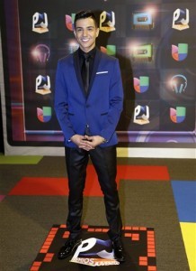 El cantante Luis Coronel posa al llegar a los Premios Juventud. Foto: AP