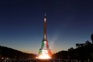 La Torre Eiffel fue iluminada, por primera vez en la historia, con los colores de la Bandera de México. Foto: Notimex 