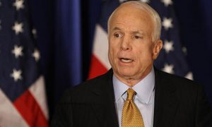 McCain dijo que Donald Trump no debe disculparse con él por lo que dijo sobre su cautiverio en Vietnam sino con los veteranos de guerra. Foto: AP