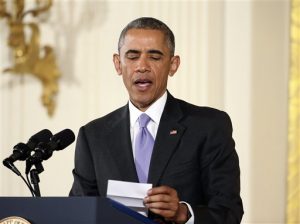 El presidente repasa sus notas al responder a una pregunta sobre el acuerdo nuclear con Irán, durante una rueda de prensa en la Casa Blanca. Foto: AP
