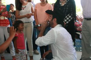 Pablo les cantó a los damnificados del tornado de Acuña. Foto: cortesía