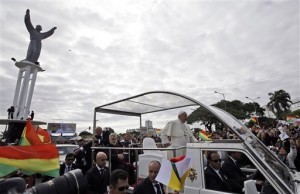 El papa Francisco llega en su papamóvil a celebrar una misa campal en la plaza del Cristo Redentor en Santa Cruz. Foto: AP