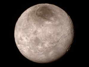 Fotografía capturada por el explorador espacial New Horizons y porporcionada por la NASA muestra a Caronte, la luna más grande de Plutón. Foto: AP