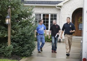 Agentes federales salen de la casa de Fogle el martes en Zionsville, Indiana. Foto: AP