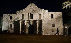 El Alamo fue uno de cinco lugares españoles católico romanos conocidos como las Misiones de San Antonio que recibieron la codiciada clasificación para impulsar el turismo. Foto: AP