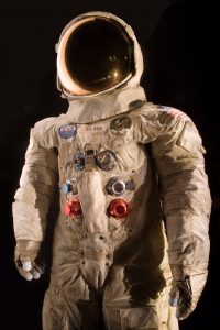 El traje espacial de Neil Armstrong, comandante de la misión Apollo 11, que llevó al primer hombre a la Luna el 20 de julio de 1969 en una fotografía proporcionada por el Museo Nacional del Aire y el Espacio del Instituto Smithsonian. Foto: AP