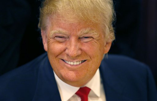 Pese a insultos, Trump dice que los hispanos lo aman